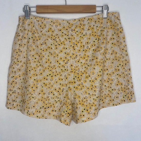 Urban Outfitters High Rise Balboa Eyelet Lace Tan Yellow Daisy Shorts Large EUC - Picture 3 of 5